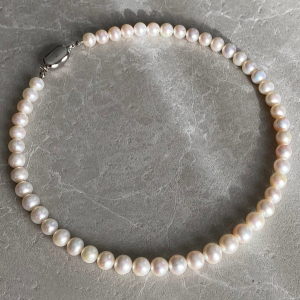 Fresh water  pearl necklace - hikari pearl.