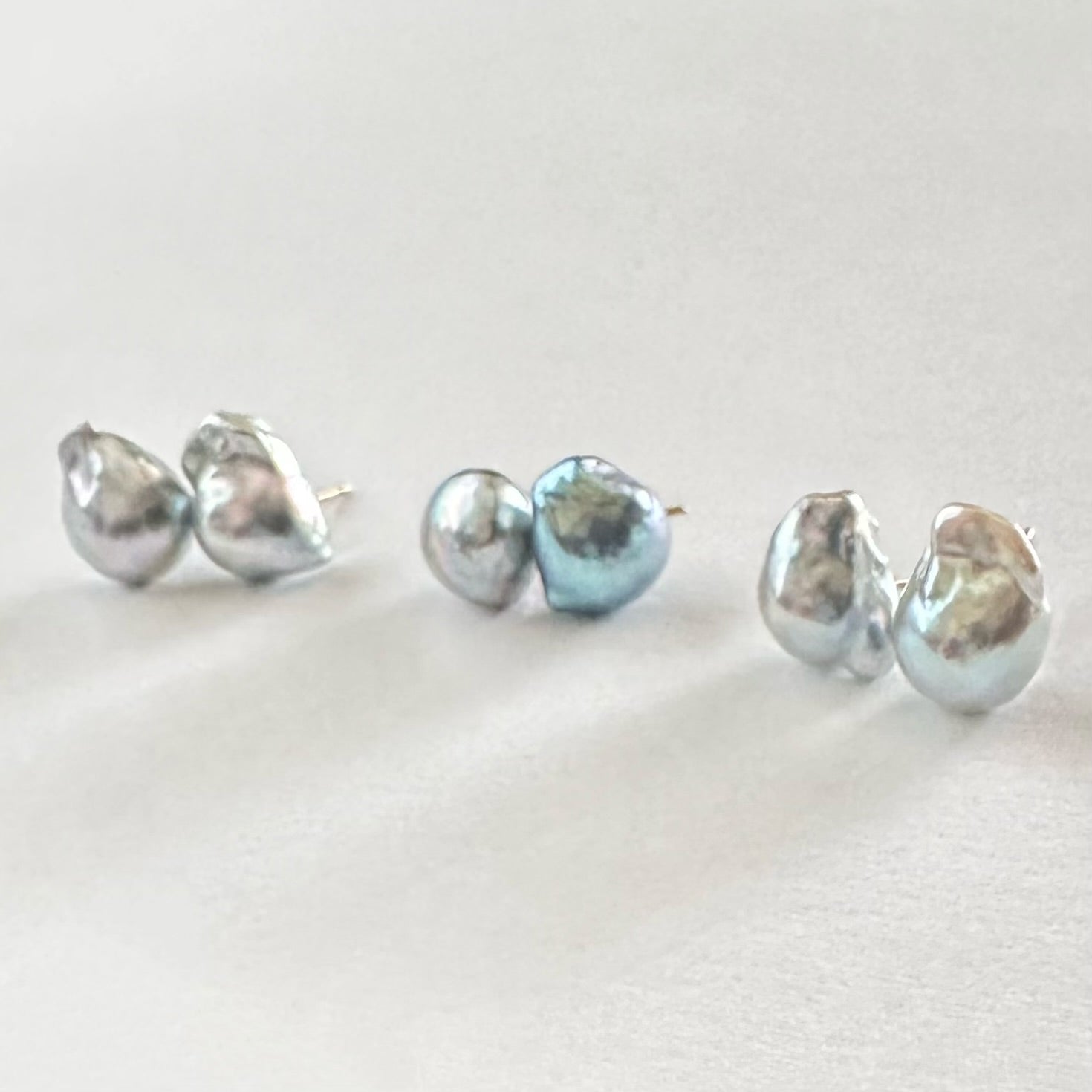 "Veil of Blue ヴェイルオブブルー" ナチュラルブルーアコヤ　一粒　ピアス　k10 一点もの - hikari pearl.