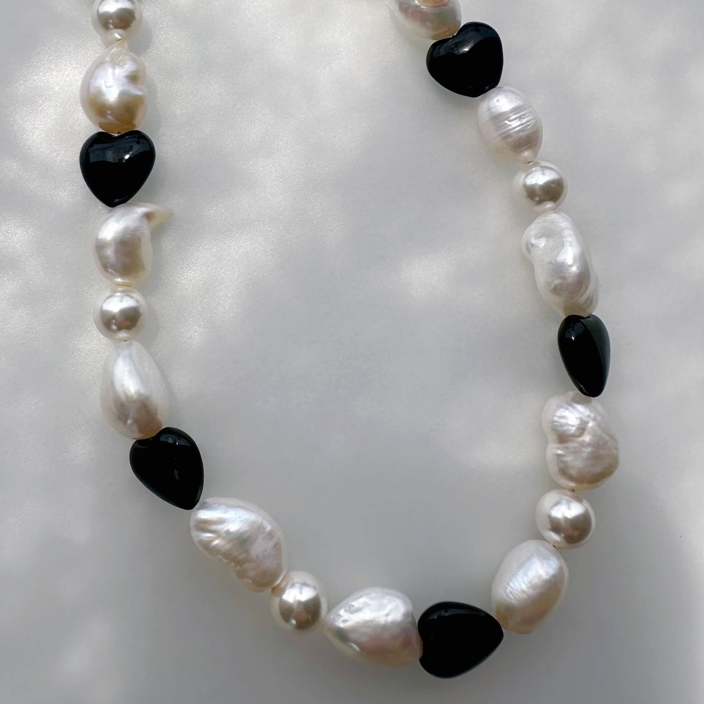 "anemone アネモネ" バロックパール　オニキス　スマホストラップ - hikari pearl.