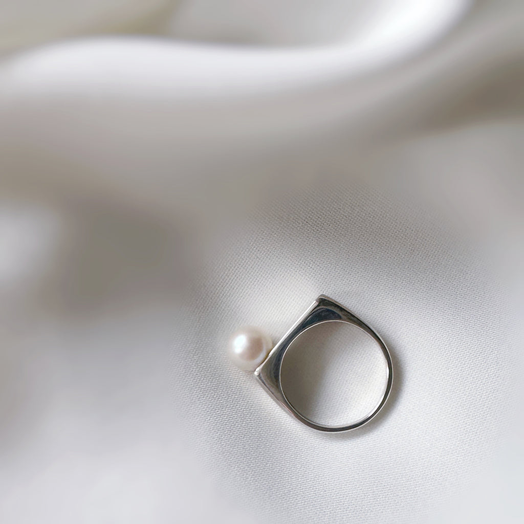 Flat octagon pearl ring