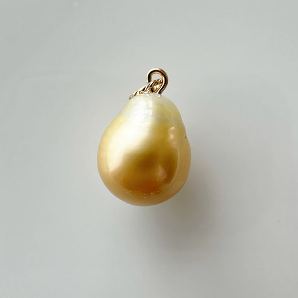 One-of-a-kind South Sea pearl gold 12.6mm pendant top necklace