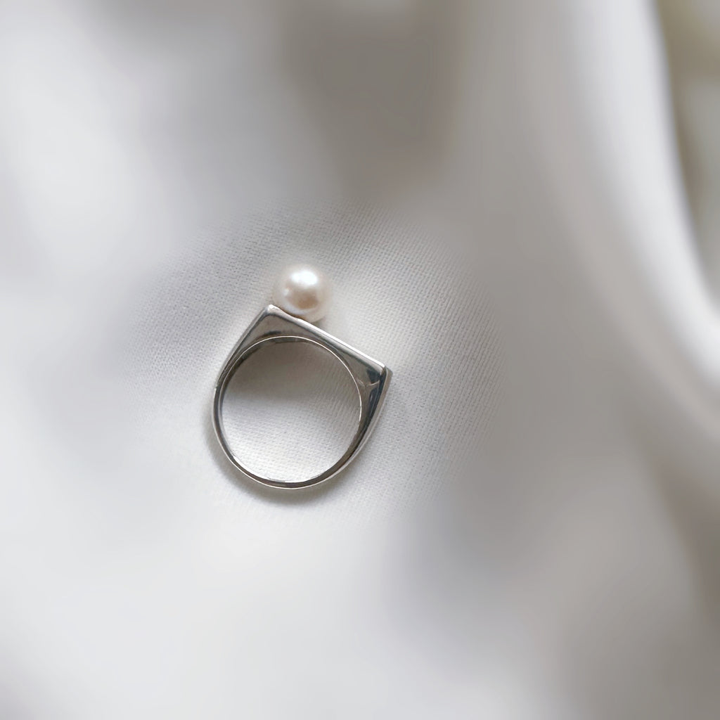 Flat octagon pearl ring