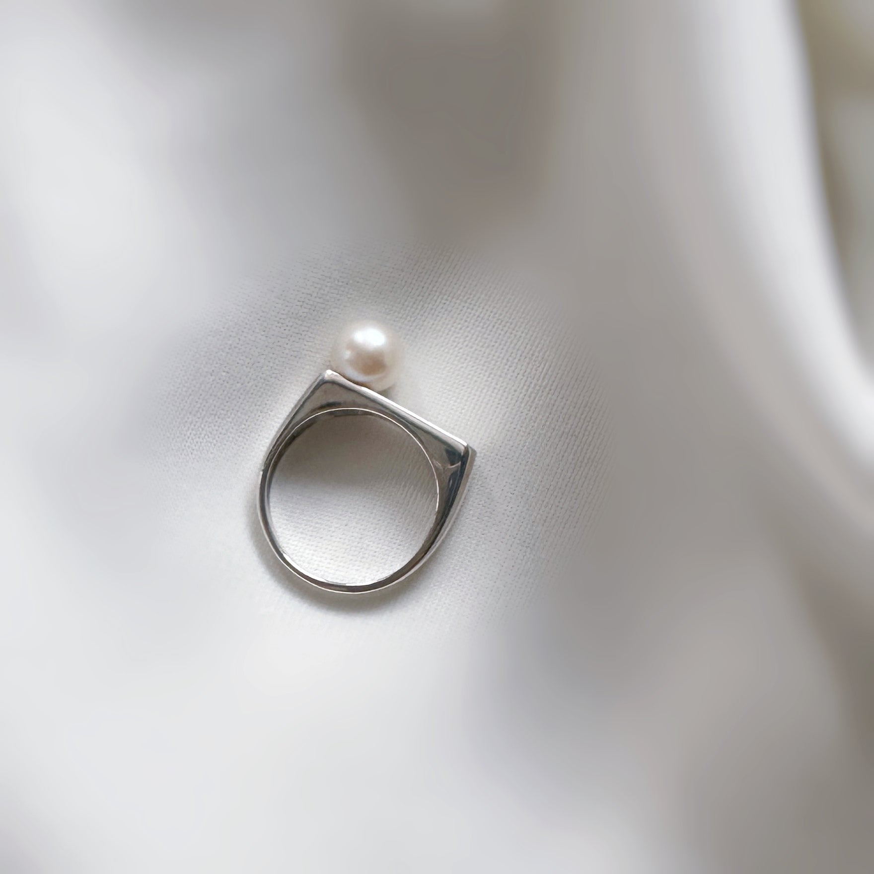 Flat octagon pearl ring