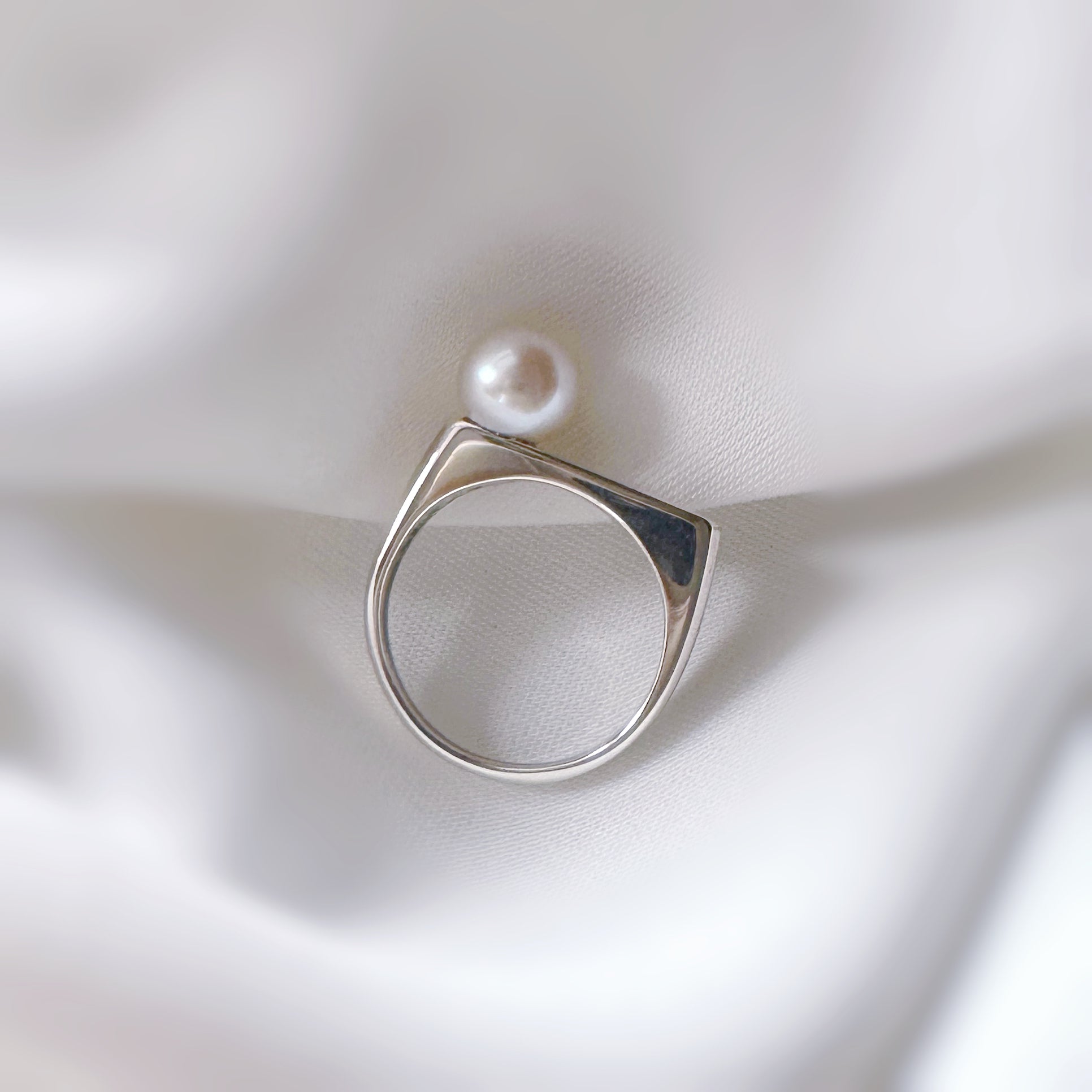 Flat octagon pearl ring