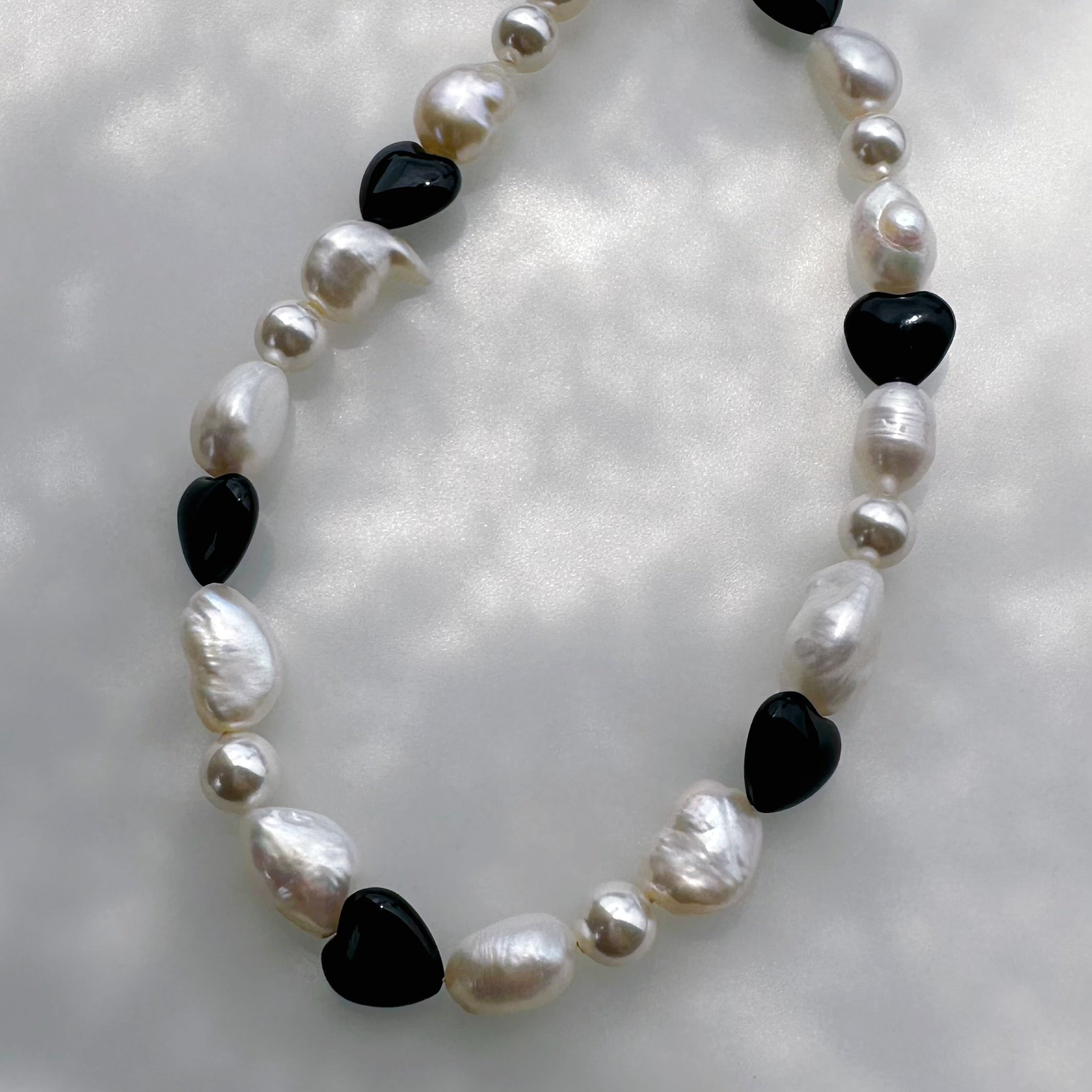 "anemone アネモネ" バロックパール　オニキス　スマホストラップ - hikari pearl.