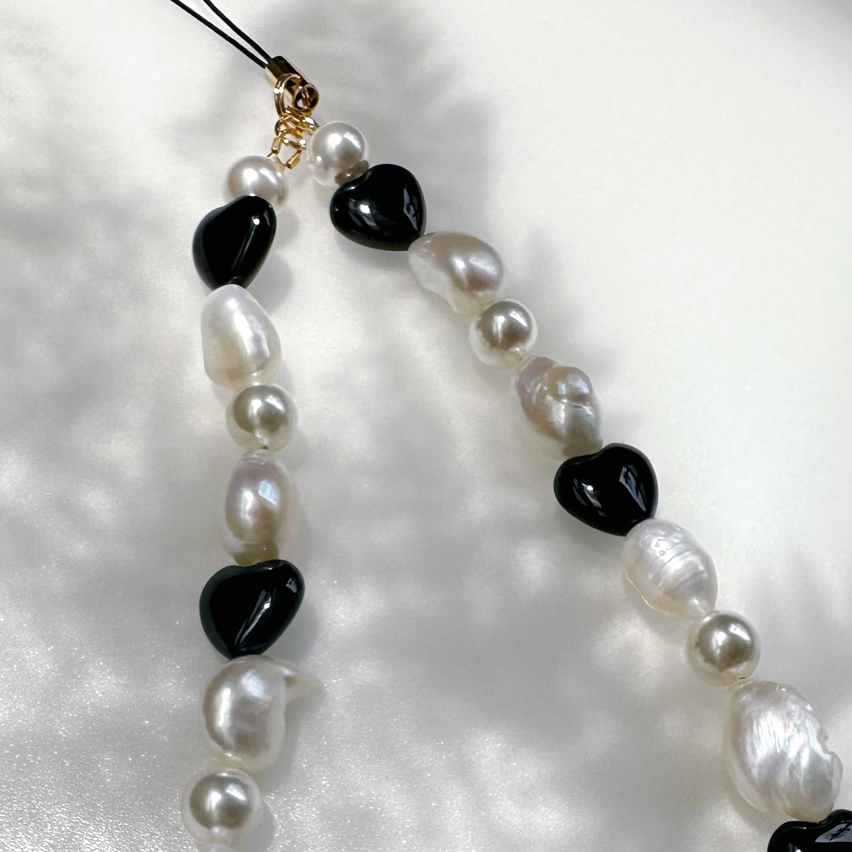 "anemone アネモネ" バロックパール　オニキス　スマホストラップ - hikari pearl.