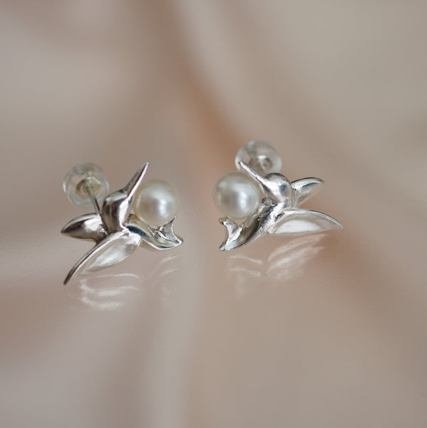 silver hummingbird  pearl ピアス - hikari pearl.
